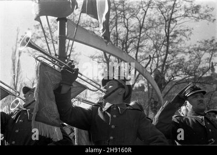 Warszawa, 1947-03-10. Wizyta delegacji rz¹dowej Czechos³owacji. NZ. Defilada na placu Na Rozdro¿u. bb/pp PAP/Archiwum Warschau, 10. März 1947. Regierungsdelegierte der Tschechoslowakei besuchen Warschau. Im Bild: Eine Parade auf dem Na Rozdrozu Platz. bb/pp PAP/Archiwum Stockfoto