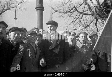 Warszawa, 1947-03-10. Wizyta delegacji rz¹dowej Czechos³owacji. NZ. publicznoœæ podczas defilady na placu Na Rozdro¿u. bb/pp PAP/Archiwum Warschau, 10. März 1947. Regierungsdelegierte der Tschechoslowakei besuchen Warschau. Im Bild: Das Publikum bei einer Parade auf dem Na Rozdrozu Platz. bb/pp PAP/Archiwum Stockfoto