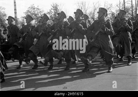 Warszawa, 1947-03-10. Wizyta delegacji rz¹dowej Czechos³owacji. NZ. Defilada na placu Na Rozdro¿u. bb/pp PAP/Archiwum Warschau, 10. März 1947. Regierungsdelegierte der Tschechoslowakei besuchen Warschau. Im Bild: Eine Parade auf dem Na Rozdrozu Platz. bb/pp PAP/Archiwum Stockfoto