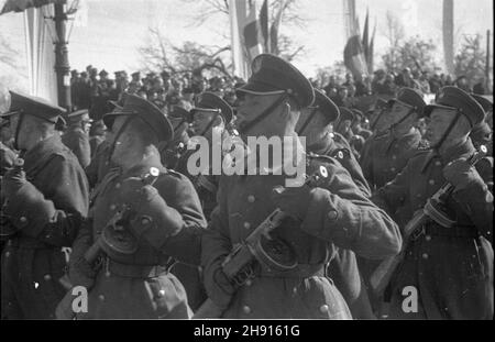 Warszawa, 1947-03-10. Wizyta delegacji rz¹dowej Czechos³owacji. NZ. Defilada na placu Na Rozdro¿u. bb/pp PAP/Archiwum Warschau, 10. März 1947. Regierungsdelegierte der Tschechoslowakei besuchen Warschau. Im Bild: Eine Parade auf dem Na Rozdrozu Platz. bb/pp PAP/Archiwum Stockfoto