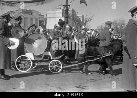 Warszawa, 1947-03-10. Wizyta delegacji rz¹dowej Czechos³owacji. NZ. Defilada na placu Na Rozdro¿u. W le Róg ulicy Koszykowej i Alej Ujazdowskich. bb/pp PAP/Archiwum Warschau, 10. März 1947. Regierungsdelegierte der Tschechoslowakei besuchen Warschau. Im Bild: Eine Parade auf dem Na Rozdrozu Platz. Im Hintergrund die Ecke Koszykowa Straße und Ujazdowskie Avenue. bb/pp PAP/Archiwum Stockfoto