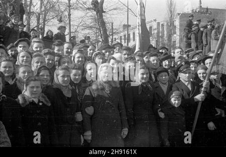 Warszawa, 1947-03-10. Wizyta delegacji rz¹dowej Czechos³owacji. NZ. publicznoœæ podczas defilady na placu Na Rozdro¿u. bb/pp PAP/Archiwum Warschau, 10. März 1947. Regierungsdelegierte der Tschechoslowakei besuchen Warschau. Im Bild: Das Publikum bei einer Parade auf dem Na Rozdrozu Platz. bb/pp PAP/Archiwum Stockfoto