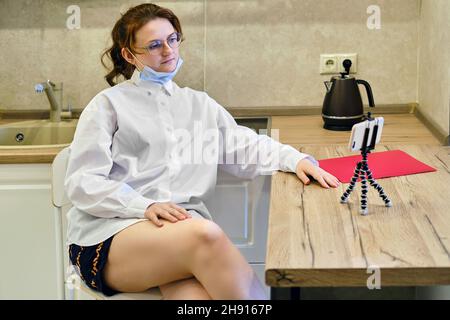 Hobbys online über das Internet von zu Hause aus während der Coronavirus-Quarantäne Stockfoto