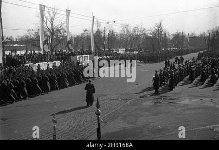 Warszawa, 1947-03-10. Wizyta delegacji rz¹dowej Czechos³owacji. NZ. Defilada na placu Na Rozdro¿u. bb/pp PAP/Archiwum Warschau, 10. März 1947. Regierungsdelegierte der Tschechoslowakei besuchen Warschau. Im Bild: Eine Parade auf dem Na Rozdrozu Platz. bb/pp PAP/Archiwum Stockfoto