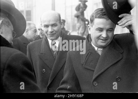 Warszawa, 1947-03-10. Wizyta delegacji rz¹dowej Czechos³owacji. Nz. W³adys³aw Gomu³ka (C) - cz³onek Biura Politycznego Komitetu Centralnego PPR, wicepremier i Minister Ziem Odzyskanych. bb/pp PAP/Archiwum Warschau, 10. März 1947. Regierungsdelegierte der Tschechoslowakei besuchen Warschau. Im Bild: Wladyslaw Gomulka (Mitte), Vorsitzender der Polnischen Arbeiterpartei und Minister für wiedergewonnene Gebiete. bb/pp PAP/Archiwum Stockfoto