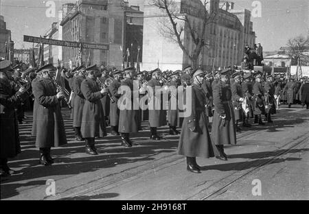 Warszawa, 1947-03-10. Wizyta delegacji rz¹dowej Czechos³owacji. NZ. Defilada na placu Na Rozdro¿u. W tle kamienice U zbiegu ulicy Koszykowej i Alej Ujazdowskich (pierwsza z prawej to siedziba Ministerstwa Bezpieczeñstwa Publicznego (MBP). bb/pp PAP/Archiwum Warschau, 10. März 1947. Regierungsdelegierte der Tschechoslowakei besuchen Warschau. Im Bild: Eine Parade auf dem Na Rozdrozu Platz. Im Hintergrund Gebäude an der Kreuzung der Koszykowa Straße und Ujazdowskie Avenue (erste von rechts Sitz des öffentlichen Sicherheitsministeriums). bb/pp PAP/Archiwum Stockfoto