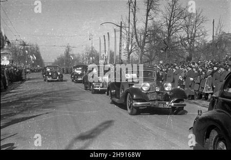 Warszawa, 1947-03-10. Wizyta delegacji rz¹dowej Czechos³owacji. NZ. Przejazd ulicami Warszawy. Na pierwszym planie, 11, CV. bb/pp, PAP/Archiwum Warschau, 10. März 1947. Regierungsdelegierte der Tschechoslowakei besuchen Warschau. Im Bild: Durchreise durch Warschau. Im Vordergrund: Der 11 CV. bb/pp PAP/Archiwum Stockfoto