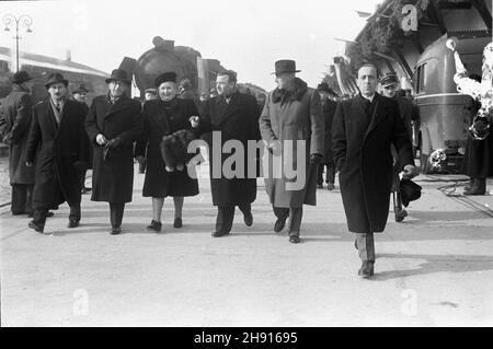 Warszawa, 1947-03-10. Wizyta delegacji rz¹dowej Czechos³owacji. NZ. Powitanie na Dworcu G³ównym. Po peronie id¹ m.in. premier Polski Józef Cyrankiewicz (2P) i Premier Klement Gottwald (3P) ze swoj¹ ma³¿onk¹. bb/pp PAP/Archivwum Warschau, 10. März 1947. Regierungsdelegierte der Tschechoslowakei besuchen Warschau. Im Bild: Begrüßung am Hauptbahnhof. Auf der Plattform der polnische Premierminister Jozef Cyrankiewicz (zweiter von rechts) und der tschechoslowakische Premierminister Klement Gottwald (dritter von rechts) mit seiner Frau. bb/pp PAP/Archiwum Stockfoto