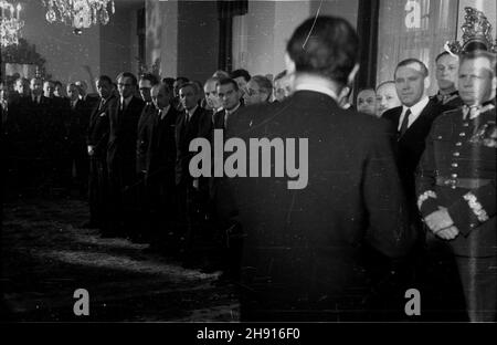 Warszawa, 1947-03-11. Udekorowanie wysokimi odznaczeniami czechos³owackimi cz³onków rz¹du i generalicji w sali poselstwa czechos³owackiego przez premiera Klementa Gottwalda i gen. Ludwika Svobodê z okazji podpisania paktu i przyjaŸni i wzajemnej pomocy. NZ. Dostojnicy pañstwowi zgromadzeni na uroczystoœci, m.in.: marsza³ek Micha³ Rola-¯ymierski (1P), gen. Gustaw Paszkiewicz (2P), wicepremier Antoni Korzycki (3P), Minister przemys³u i handlu Hilary Minc (6P), Minister pracy i opieki spo³ecznej Kazimierz Rusinek (8P), cz³onek Biura Politycznego Polskiej Partii Robotniczej Jakub Berman (9P). wb Stockfoto