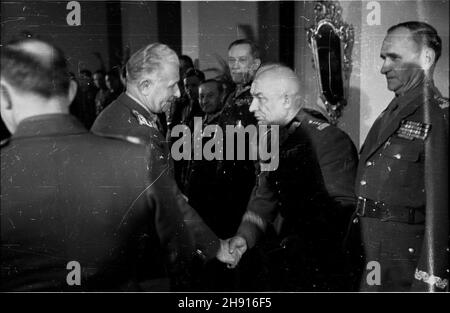 Warszawa, 1947-03-11. Udekorowanie wysokimi odznaczeniami czechos³owackimi cz³onków rz¹du i generalicji w sali poselstwa czechos³owackiego przez premiera Klementa Gottwalda i gen. Ludwika Svobodê z okazji podpisania paktu i przyjaŸni i wzajemnej pomocy. NZ. gen Ludwik Svoboda (1L) gratuluje odznaczenia wiceministrowi obrony narodowej gen. broni Karolowi Œwierczewskiemu (2P). Obok stoj¹ gen. broni W³adys³aw Korczyc (1P), gen. Gustaw Paszkiewicz (4P), p³k Tadeusz Æwik (5P). wb PAP/Stanis³aw D¹browiecki Warschau, 11. März 1947. Den Mitgliedern der gove werden hohe Czechslovak-Auszeichnungen gewährt Stockfoto