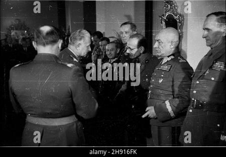 Warszawa, 1947-03-11. Udekorowanie wysokimi odznaczeniami czechos³owackimi cz³onków rz¹du i generalicji w sali poselstwa czechos³owackiego przez premiera Klementa Gottwalda i gen. Ludwika Svobodê z okazji podpisania paktu i przyjaŸni i wzajemnej pomocy. NZ. gen Ludwik Svoboda (1L) gratuluje odznaczenia komendantowi g³ównemu Milicji Obywatelskiej gen. Franciszkowi JóŸwiakowi (3P). Obok stoj¹ m.in.: gen. broni W³adys³aw Korczyc (1P), wiceminister obrony narodowej gen. broni Karol Œwierczewski (2P), gen. Gustaw Paszkiewicz (4P), p³k Tadeusz Æwik (5P), Minister lasów Boles³aw Podworny (6P). wb Stockfoto