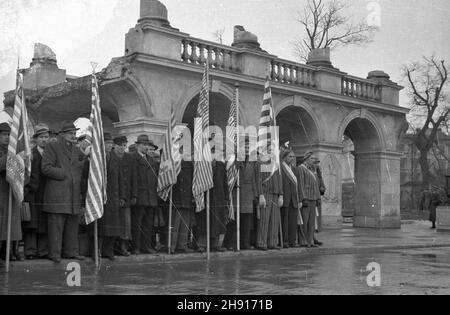 Warszawa, 1947-03-23. Inauguracja Miêdzynarodowego tygodnia solidarnoœci by³ych wiêŸniów politycznych niemieckich wiêzieñ i obozów koncentacyjnych. W uroczystoœciach wziêli udzia³ cz³onkowie Polskiego Zwi¹zku B. WiêŸniów Politycznych oraz przedstawiciele w³adz pañstwowych. NZ. uroczystoœci na placu Zwyciêstwa. Delegacja by³ych wiêŸniów obozów konzentracyjnych z okrêgu Brzesko Ko³o Tarnowa. uu PAP Warschau, 23. März 1947. Eröffnung der internationalen Solidaritätswoche ehemaliger politischer Gefangener deutscher Gefängnisse und Konzentrationslager. An den Zeremonien nahmen Mitglieder der Th Stockfoto