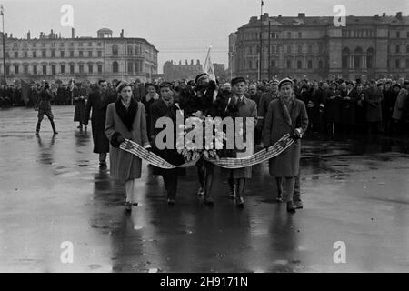 Warszawa, 1947-03-23. Inauguracja Miêdzynarodowego tygodnia solidarnoœci by³ych wiêŸniów politycznych niemieckich wiêzieñ i obozów koncentacyjnych. W uroczystoœciach wziêli udzia³ cz³onkowie Polskiego Zwi¹zku B. WiêŸniów Politycznych oraz przedstawiciele w³adz pañstwowych. NZ. uroczystoœci na placu Zwyciêstwa. Z³o¿enie wieñców na Grobie Nieznanego ¯o³nierza. uu PAP Warschau, 23. März 1947. Eröffnung der internationalen Solidaritätswoche ehemaliger politischer Gefangener deutscher Gefängnisse und Konzentrationslager. An den Feierlichkeiten nahmen Mitglieder der Polnischen Union der ehemaligen Politik Teil Stockfoto