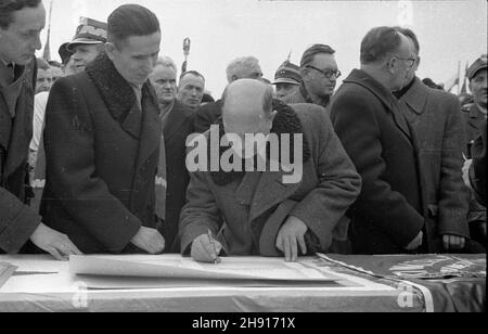 Warszawa, 1947-03-23. Inauguracja Miêdzynarodowego tygodnia solidarnoœci by³ych wiêŸniów politycznych niemieckich wiêzieñ i obozów koncentacyjnych. W uroczystoœciach wziêli udzia³ cz³onkowie Polskiego Zwi¹zku B. WiêŸniów Politycznych oraz przedstawiciele w³adz pañstwowych. NZ. uroczystoœci na placu Zwyciêstwa. Poœwiêcenie sztandaru PZbWP. W³adys³aw Kowalski Marsza³ek Sejmu (C) sk³ada wpis pami¹tkowy. uu PAP Warschau, 23. März 1947. Eröffnung der internationalen Solidaritätswoche ehemaliger politischer Gefangener deutscher Gefängnisse und Konzentrationslager. Die Zeremonien wurden von mir besucht Stockfoto