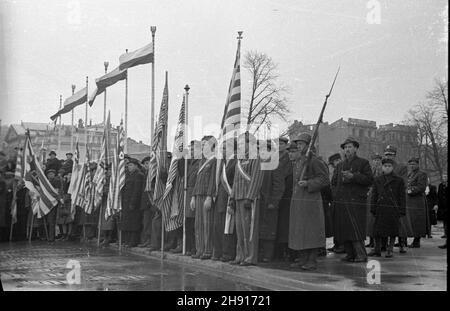 Warszawa, 1947-03-23. Inauguracja Miêdzynarodowego tygodnia solidarnoœci by³ych wiêŸniów politycznych niemieckich wiêzieñ i obozów koncentacyjnych. W uroczystoœciach wziêli udzia³ cz³onkowie Polskiego Zwi¹zku B. WiêŸniów Politycznych oraz przedstawiciele w³adz pañstwowych. NZ. uroczystoœci na placu Zwyciêstwa. Delegacja by³ych wiêŸniów obozów konzentracyjnych z okrêgu Brzesko Ko³o Tarnowa. uu PAP Warschau, 23. März 1947. Eröffnung der internationalen Solidaritätswoche ehemaliger politischer Gefangener deutscher Gefängnisse und Konzentrationslager. An den Zeremonien nahmen Mitglieder der Th Stockfoto