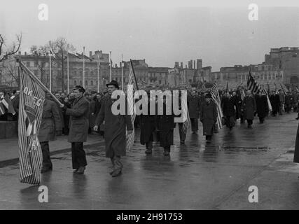 Warszawa, 1947-03-23. Inauguracja Miêdzynarodowego tygodnia solidarnoœci by³ych wiêŸniów politycznych niemieckich wiêzieñ i obozów koncentacyjnych. W uroczystoœciach wziêli udzia³ cz³onkowie Polskiego Zwi¹zku B. WiêŸniów Politycznych oraz przedstawiciele w³adz pañstwowych. NZ. uroczystoœci na placu Zwyciêstwa. Defilada przed trybun¹ honorow¹. uu PAP Warschau, 23. März 1947. Eröffnung der internationalen Solidaritätswoche ehemaliger politischer Gefangener deutscher Gefängnisse und Konzentrationslager. An den Feierlichkeiten nahmen Mitglieder der Polnischen Union der ehemaligen politischen Gefangenen und Teil Stockfoto