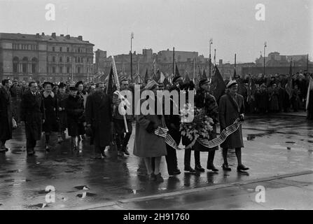 Warszawa, 1947-03-23. Inauguracja Miêdzynarodowego tygodnia solidarnoœci by³ych wiêŸniów politycznych niemieckich wiêzieñ i obozów koncentacyjnych. W uroczystoœciach wziêli udzia³ cz³onkowie Polskiego Zwi¹zku B. WiêŸniów Politycznych oraz przedstawiciele w³adz pañstwowych. NZ. uroczystoœci na placu Zwyciêstwa. Z³o¿enie wieñców na Grobie Nieznanego ¯o³nierza. uu PAP Warschau, 23. März 1947. Eröffnung der internationalen Solidaritätswoche ehemaliger politischer Gefangener deutscher Gefängnisse und Konzentrationslager. An den Feierlichkeiten nahmen Mitglieder der Polnischen Union der ehemaligen Politik Teil Stockfoto