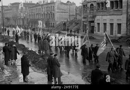 Warszawa, 1947-03-23. Inauguracja Miêdzynarodowego tygodnia solidarnoœci by³ych wiêŸniów politycznych niemieckich wiêzieñ i obozów koncentacyjnych. W uroczystoœciach wziêli udzia³ cz³onkowie PolskiegoZwi¹zku B. WiêŸniów Politycznych oraz przedstawiciele w³adz pañstwowych. NZ. Przemarsz pochodu z placu Zwyciêstwa pod gmach Teatru Polskiego ulic¹ Krakowskie Przedmieœcie. uu PAP Warschau, 23. März 1947. Eröffnung der internationalen Solidaritätswoche ehemaliger politischer Gefangener deutscher Gefängnisse und Konzentrationslager. An den Feierlichkeiten nahmen Mitglieder der Polnischen Union für Teil Stockfoto