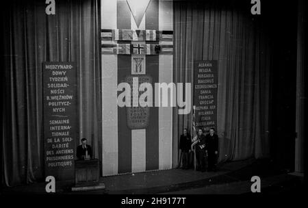 Warszawa, 1947-03-23. Inauguracja Miêdzynarodowego tygodnia solidarnoœci by³ych wiêŸniów politycznych niemieckich wiêzieñ i obozów koncentacyjnych. W uroczystoœciach wziêli udzia³ cz³onkowie Polskiego Zwi¹zku B. WiêŸniów Politycznych oraz przedstawiciele w³adz pañstwowych. NZ. akademia w Teatrze Polskim ku czci zamordowanych podczas II wojny œwiatowej. uu PAP Warschau, 23. März 1947. Eröffnung der internationalen Solidaritätswoche ehemaliger politischer Gefangener deutscher Gefängnisse und Konzentrationslager. An den Feierlichkeiten nahmen Mitglieder der Polnischen Union der ehemaligen politischen PR Teil Stockfoto