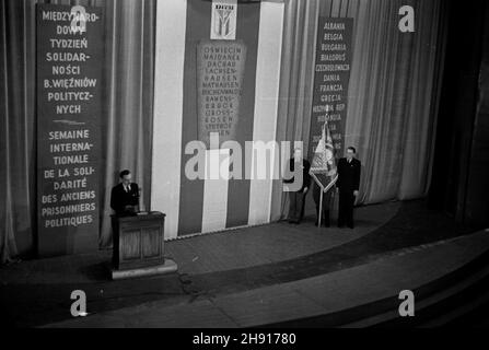 Warszawa, 1947-03-23. Inauguracja Miêdzynarodowego tygodnia solidarnoœci by³ych wiêŸniów politycznych niemieckich wiêzieñ i obozów koncentacyjnych. W uroczystoœciach wziêli udzia³ cz³onkowie Polskiego Zwi¹zku B. WiêŸniów Politycznych oraz przedstawiciele w³adz pañstwowych. NZ. akademia w Teatrze Polskim ku czci zamordowanych podczas II wojny œwiatowej. uu PAP Warschau, 23. März 1947. Eröffnung der internationalen Solidaritätswoche ehemaliger politischer Gefangener deutscher Gefängnisse und Konzentrationslager. An den Feierlichkeiten nahmen Mitglieder der Polnischen Union der ehemaligen politischen PR Teil Stockfoto