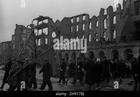 Warszawa, 1947-03-23. Inauguracja Miêdzynarodowego tygodnia solidarnoœci by³ych wiêŸniów politycznych niemieckich wiêzieñ i obozów koncentacyjnych. W uroczystoœciach wziêli udzia³ cz³onkowie PolskiegoZwi¹zku B. WiêŸniów Politycznych oraz przedstawiciele w³adz pañstwowych. NZ. Przemarsz pochodu z placu Zwyciêstwa pod gmach Teatru Polskiego ulic¹ Krakowskie Przedmieœcie. uu PAP Warschau, 23. März 1947. Eröffnung der internationalen Solidaritätswoche ehemaliger politischer Gefangener deutscher Gefängnisse und Konzentrationslager. An den Feierlichkeiten nahmen Mitglieder der Polnischen Union für Teil Stockfoto