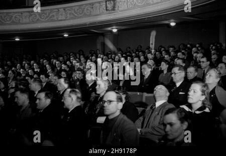 Warszawa, 1947-03-23. Inauguracja Miêdzynarodowego tygodnia solidarnoœci by³ych wiêŸniów politycznych niemieckich wiêzieñ i obozów koncentacyjnych. W uroczystoœciach wziêli udzia³ cz³onkowie Polskiego Zwi¹zku B. WiêŸniów Politycznych oraz przedstawiciele w³adz pañstwowych. NZ. akademia w Teatrze Polskim ku czci zamordowanych podczas II wojny œwiatowej. uu PAP Warschau, 23. März 1947. Eröffnung der internationalen Solidaritätswoche ehemaliger politischer Gefangener deutscher Gefängnisse und Konzentrationslager. An den Feierlichkeiten nahmen Mitglieder der Polnischen Union der ehemaligen politischen PR Teil Stockfoto