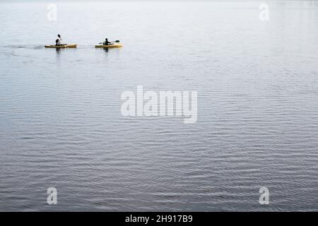 Heterosexuelles Paar, das am Wochenende auf dem See Kajak gefahren ist Stockfoto