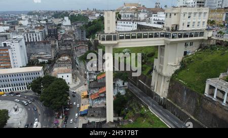 salvador, bahia, brasilien - dezembro 2, 2021: Blick auf den Lacerda-Aufzug, der die Verbindung zwischen der Oberstadt und der Unterstadt in Salvad bildet Stockfoto