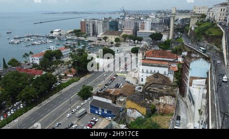 salvador, bahia, brasilien - dezembro 2, 2021: Blick auf den Lacerda-Aufzug, der die Verbindung zwischen der Oberstadt und der Unterstadt in Salvad bildet Stockfoto