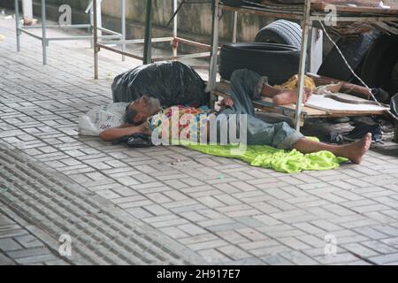 salvador, bahia, brasilien - dezembro 2, 2021: Bettler wird auf der Straße in Salvador-Stadt schlafend gesehen. Stockfoto