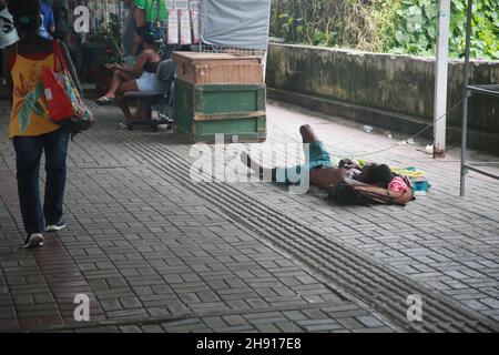 salvador, bahia, brasilien - dezembro 2, 2021: Bettler wird auf der Straße in Salvador-Stadt schlafend gesehen. Stockfoto