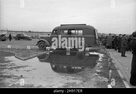 Warszawa, 1947-03-29. Okêcie, lotnisko. Sprowadzenie cia³a genera³a Karola Œwierczewskiego. Œwierczewski urodzi³ siê 22 lutego 1897 r. w Warszawie. OD 1918 r. by³ w Armii Czerwonej, cz³onek Wszechzwi¹zkowej Komunistycznej Partii (bolszewików) [WKP(b)]. W latach 1936–38 walczy³ w hiszpañskiej wojnie domowej. OD 1944 r. w Armii Polskiej w ZSRR, w latach 1944–45 dowódca 2 Armii Wojska Polskiego. OD 1944 r. cz³onek Komitetu Centralnego Polskiej Partii Robotniczej (PPR). OD 1946 r. wiceminister obrony narodowej. Wspó³odpowiedzialny za represje wobec ¿o³nierzy Armii Krajowej (AK). Zgin¹³ 28 Marca 19 Stockfoto