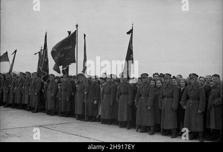 Warszawa, 1947-03-29. Okêcie, lotnisko. Sprowadzenie cia³a genera³a Karola Œwierczewskiego. Œwierczewski urodzi³ siê 22 lutego 1897 r. w Warszawie. OD 1918 r. by³ w Armii Czerwonej, cz³onek Wszechzwi¹zkowej Komunistycznej Partii (bolszewików) [WKP(b)]. W latach 1936–38 walczy³ w hiszpañskiej wojnie domowej. OD 1944 r. w Armii Polskiej w ZSRR, w latach 1944–45 dowódca 2 Armii Wojska Polskiego. OD 1944 r. cz³onek Komitetu Centralnego Polskiej Partii Robotniczej (PPR). OD 1946 r. wiceminister obrony narodowej. Wspó³odpowiedzialny za represje wobec ¿o³nierzy Armii Krajowej (AK). Zgin¹³ 28 Marca 19 Stockfoto