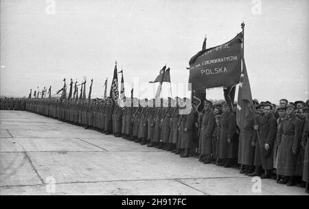 Warszawa, 1947-03-29. Okêcie, lotnisko. Sprowadzenie cia³a genera³a Karola Œwierczewskiego. Œwierczewski urodzi³ siê 22 lutego 1897 r. w Warszawie. OD 1918 r. by³ w Armii Czerwonej, cz³onek Wszechzwi¹zkowej Komunistycznej Partii (bolszewików) [WKP(b)]. W latach 1936–38 walczy³ w hiszpañskiej wojnie domowej. OD 1944 r. w Armii Polskiej w ZSRR, w latach 1944–45 dowódca 2 Armii Wojska Polskiego. OD 1944 r. cz³onek Komitetu Centralnego Polskiej Partii Robotniczej (PPR). OD 1946 r. wiceminister obrony narodowej. Wspó³odpowiedzialny za represje wobec ¿o³nierzy Armii Krajowej (AK). Zgin¹³ 28 Marca 19 Stockfoto