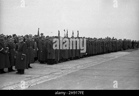 Warszawa, 1947-03-29. Okêcie, lotnisko. Sprowadzenie cia³a genera³a Karola Œwierczewskiego. Œwierczewski urodzi³ siê 22 lutego 1897 r. w Warszawie. OD 1918 r. by³ w Armii Czerwonej, cz³onek Wszechzwi¹zkowej Komunistycznej Partii (bolszewików) [WKP(b)]. W latach 1936–38 walczy³ w hiszpañskiej wojnie domowej. OD 1944 r. w Armii Polskiej w ZSRR, w latach 1944–45 dowódca 2 Armii Wojska Polskiego. OD 1944 r. cz³onek Komitetu Centralnego Polskiej Partii Robotniczej (PPR). OD 1946 r. wiceminister obrony narodowej. Wspó³odpowiedzialny za represje wobec ¿o³nierzy Armii Krajowej (AK). Zgin¹³ 28 Marca 1 Stockfoto