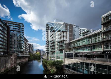 The Edge, Manchester, England - April 3 2021: Wohnblock und angrenzende Gebäude am Ufer des Flusses Irwell zwischen Manchester und Salford Stockfoto