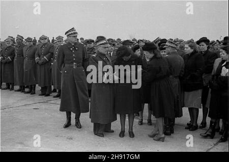 Warszawa, 1947-03-29. Sprowadzenie cia³a gen. Karola Œwierczewskiego. NZ. Oczekiwanie na samolot na lotnisku Okêcie. Wœród zebranych w pierwszym rzêdzie stoj¹, od lewej: Piotr Jaroszewicz, Aleksander Zawadzki, siostra Karola Œwierczewskiego. bb/gr PAP Warschau, 29. März 1947. Die Leiche von General Karol Swierczewski wird nach Warschau gebracht. Bild: Auf dem Flughafen Okecie von links: Piotr Jaroszewicz, Aleksander Zawadzki, Schwester von Karol Swierczewski. bb/gr PAP Stockfoto