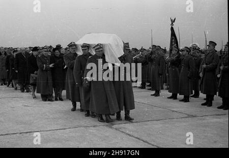 Warszawa, 1947-03-29. Sprowadzenie cia³a gen. Karola Œwierczewskiego. NZ. Trumbna z cia³em niesiona przez oficerów Wojska Polskiego. ZA trumn¹ id¹ m.in.: w pierwszym rzêdzie Aleksander Zawadzki, siostra gen. Karola Œwierczewskiego; w trzecim rzêdzie W³adys³aw Gomu³ka. Obecni s¹ te¿ Zenon Kliszko, Antoni Korzycki, Hilary Minc. bb/gr PAP Warschau, 29. März 1947. Der Okecie Flughafen. Die Leiche von General Karol Swierczewski wird nach Warschau gebracht. Im Bild: Soldaten der polnischen Armee, die den Sarg tragen. Auf den Sarg folgt Aleksander Zawadzki, die Schwester von General Karol Swierczewski; in der dritten Reihe Stockfoto