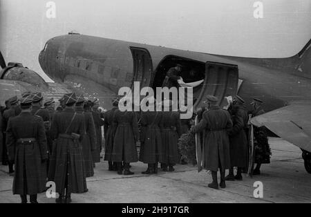 Warszawa, 1947-03-29. Okêcie, lotnisko. Sprowadzenie cia³a genera³a Karola Œwierczewskiego. Œwierczewski urodzi³ siê 22 lutego 1897 r. w Warszawie. OD 1918 r. by³ w Armii Czerwonej, cz³onek Wszechzwi¹zkowej Komunistycznej Partii (bolszewików) [WKP(b)]. W latach 1936–38 walczy³ w hiszpañskiej wojnie domowej. OD 1944 r. w Armii Polskiej w ZSRR, w latach 1944–45 dowódca 2 Armii Wojska Polskiego. OD 1944 r. cz³onek Komitetu Centralnego Polskiej Partii Robotniczej (PPR). OD 1946 r. wiceminister obrony narodowej. Wspó³odpowiedzialny za represje wobec ¿o³nierzy Armii Krajowej (AK). Zgin¹³ 28 Marca 19 Stockfoto