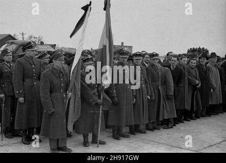 Warszawa, 1947-03-29. Sprowadzenie cia³a gen. Karola Œwierczewskiego. NZ. kompania honorowa Wojska Polskiego na lotnisku Okêcie. bb/gr PAP Warschau, 29. März 1947. Der Körper von General Karol Swierczewski in Warschau. Im Bild: Ehrenwache der polnischen Armee am Flughafen Okecie. bb/gr PAP bb/gr PAP Stockfoto