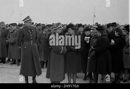 Warszawa, 1947-03-29. Sprowadzenie cia³a gen. Karola Œwierczewskiego. NZ. Oczekiwanie na samolot na lotnisku Okêcie. Wœród zebranych w pierwszym rzêdzie stoj¹, od lewej: Piotr Jaroszewicz, Aleksander Zawadzki, siostra Karola Œwierczewskiego. bb/gr PAP Warschau, 29. März 1947. Die Leiche von General Karol Swierczewski wird nach Warschau gebracht. Bild: Auf dem Flughafen Okecie von links: Piotr Jaroszewicz, Aleksander Zawadzki, Schwester von Karol Swierczewski. bb/gr PAP Stockfoto