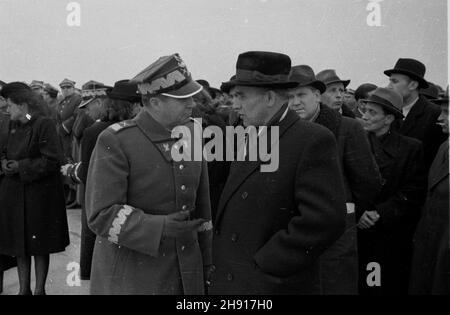 Warszawa, 1947-03-29. Sprowadzenie cia³a gen. Karola Œwierczewskiego. NZ. Oczekiwanie na samolot na lotnisku Okêcie. Wœród zebranych w pierwszym rzêdzie stoj¹: Micha³ Rola-¯ymierski (L), W³adys³aw Gomu³ka; w g³êbi (za Gomu³k¹): Antoni Korzycki, Zenon Kliszko, Roman Zambrowski. bb/gr PAP Warschau, 29. März 1947. Die Leiche von General Karol Swierczewski wird nach Warschau gebracht. Im Bild: Wœród zebranych w pierwszym rzêdzie stoj¹: Michal Rola-Zymierski (von links), Wladyslaw Gomulka; im Hintergrund (hinter Gomulka): Antoni Korzycki, Zenon Kliszko, Roman Zambrowski. bb/gr PAP Stockfoto