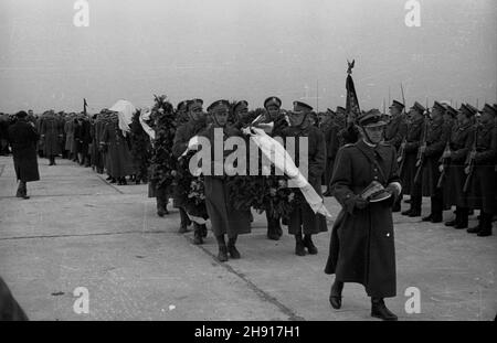 Warszawa, 1947-03-29. Okêcie, lotnisko. Sprowadzenie cia³a genera³a Karola Œwierczewskiego. Œwierczewski urodzi³ siê 22 lutego 1897 r. w Warszawie. OD 1918 r. by³ w Armii Czerwonej, cz³onek Wszechzwi¹zkowej Komunistycznej Partii (bolszewików) [WKP(b)]. W latach 1936–38 walczy³ w hiszpañskiej wojnie domowej. OD 1944 r. w Armii Polskiej w ZSRR, w latach 1944–45 dowódca 2 Armii Wojska Polskiego. OD 1944 r. cz³onek Komitetu Centralnego Polskiej Partii Robotniczej (PPR). OD 1946 r. wiceminister obrony narodowej. Wspó³odpowiedzialny za represje wobec ¿o³nierzy Armii Krajowej (AK). Zgin¹³ 28 Marca 19 Stockfoto