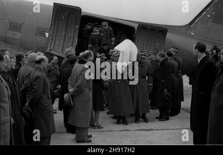 Warszawa, 1947-03-29. Okêcie, lotnisko. Sprowadzenie cia³a genera³a Karola Œwierczewskiego. Œwierczewski urodzi³ siê 22 lutego 1897 r. w Warszawie. OD 1918 r. by³ w Armii Czerwonej, cz³onek Wszechzwi¹zkowej Komunistycznej Partii (bolszewików) [WKP(b)]. W latach 1936–38 walczy³ w hiszpañskiej wojnie domowej. OD 1944 r. w Armii Polskiej w ZSRR, w latach 1944–45 dowódca 2 Armii Wojska Polskiego. OD 1944 r. cz³onek Komitetu Centralnego Polskiej Partii Robotniczej (PPR). OD 1946 r. wiceminister obrony narodowej. Wspó³odpowiedzialny za represje wobec ¿o³nierzy Armii Krajowej (AK). Zgin¹³ 28 Marca 19 Stockfoto