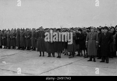 Warszawa, 1947-03-29. Sprowadzenie cia³a gen. Karola Œwierczewskiego. NZ. Oczekiwanie na samolot na lotnisku Okêcie. Wœród zebranych w pierwszym rzêdzie stoj¹, od lewej: Piotr Jaroszewicz, Aleksander Zawadzki, siostra Karola Œwierczewskiego, Micha³ Rola-¯ymierski, W³adys³aw Gomu³ka. bb/gr PAP/Jerzy Baranowski Warschau, 29. März 1947. Die Leiche von General Karol Swierczewski wird nach Warschau gebracht. Im Bild: Auf dem Flughafen Okecie von links: Piotr Jaroszewicz, Aleksander Zawadzki, Karol Swierczewskis Schwester, Michal Rola-Zymierski, Wladyslaw Gomulka. bb/gr PAP/Jerzy Baranowski Stockfoto