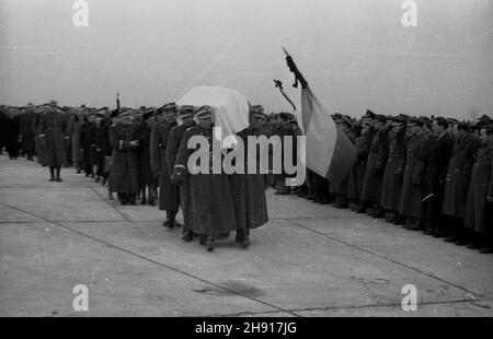 Warszawa, 1947-03-29. Okêcie, lotnisko. Sprowadzenie cia³a genera³a Karola Œwierczewskiego. Œwierczewski urodzi³ siê 22 lutego 1897 r. w Warszawie. OD 1918 r. by³ w Armii Czerwonej, cz³onek Wszechzwi¹zkowej Komunistycznej Partii (bolszewików) [WKP(b)]. W latach 1936–38 walczy³ w hiszpañskiej wojnie domowej. OD 1944 r. w Armii Polskiej w ZSRR, w latach 1944–45 dowódca 2 Armii Wojska Polskiego. OD 1944 r. cz³onek Komitetu Centralnego Polskiej Partii Robotniczej (PPR). OD 1946 r. wiceminister obrony narodowej. Wspó³odpowiedzialny za represje wobec ¿o³nierzy Armii Krajowej (AK). Zgin¹³ 28 Marca 19 Stockfoto