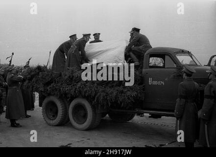 Warszawa, 1947-03-29. Sprowadzenie cia³a gen. Karola Œwierczewskiego. NZ. Umieszczenie trumny z cia³em na samochodzie wojskowym. bb/gr PAP Warschau, 29. März 1947. Die Leiche von General Karol Swierczewski brachte sie nach Warschau. Bild: Die Platzierung des Sarges auf einem Militärfahrzeug. bb/gr PAP Stockfoto