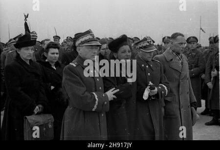 Warszawa, 1947-03-29. Sprowadzenie cia³a gen. Karola Œwierczewskiego. NZ. genera³owie Aleksander Zawadzki (w okularach) i Wac³aw Komar z siostr¹ zmar³ego. bb/gr PAP/Jerzy Baranowski Warschau, 29. März 1947. Der Okecie Flughafen. Die Leiche von General Karol Swierczewski wird nach Warschau gebracht. Im Bild: Die Generäle Aleksander Zawadzki (trägt eine Brille) und Waclaw Komar mit der Schwester von General Karol Swierczewski. bb/gr PAP/Jerzy Baranowski Stockfoto