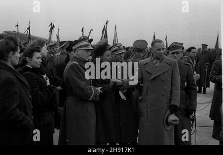 Warszawa, 1947-03-29. Sprowadzenie cia³a gen. Karola Œwierczewskiego. NZ. genera³owie Aleksander Zawadzki (w okularach) i Wac³aw Komar z siostr¹ zmar³ego. bb/gr PAP/Jerzy Baranowski Warschau, 29. März 1947. Die Leiche von General Karol Swierczewski wird nach Warschau gebracht. Im Bild: Die Generäle Aleksander Zawadzki (mit Brille) und Waclaw Komar mit der Schwester des Kranken. bb/gr PAP/Jerzy Baranowski Stockfoto