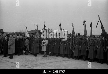 Warszawa, 1947-03-29. Okêcie, lotnisko. Sprowadzenie cia³a genera³a Karola Œwierczewskiego. Œwierczewski urodzi³ siê 22 lutego 1897 r. w Warszawie. OD 1918 r. by³ w Armii Czerwonej, cz³onek Wszechzwi¹zkowej Komunistycznej Partii (bolszewików) [WKP(b)]. W latach 1936–38 walczy³ w hiszpañskiej wojnie domowej. OD 1944 r. w Armii Polskiej w ZSRR, w latach 1944–45 dowódca 2 Armii Wojska Polskiego. OD 1944 r. cz³onek Komitetu Centralnego Polskiej Partii Robotniczej (PPR). OD 1946 r. wiceminister obrony narodowej. Wspó³odpowiedzialny za represje wobec ¿o³nierzy Armii Krajowej (AK). Zgin¹³ 28 Marca 19 Stockfoto